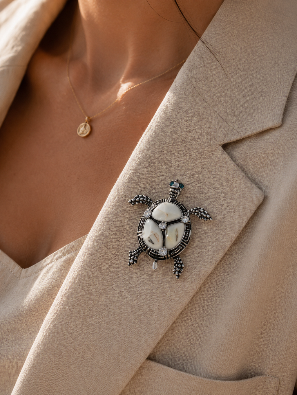 Broche Tortue Nacrée Élégance