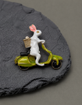 Broche Lapin en Scooter Vintage