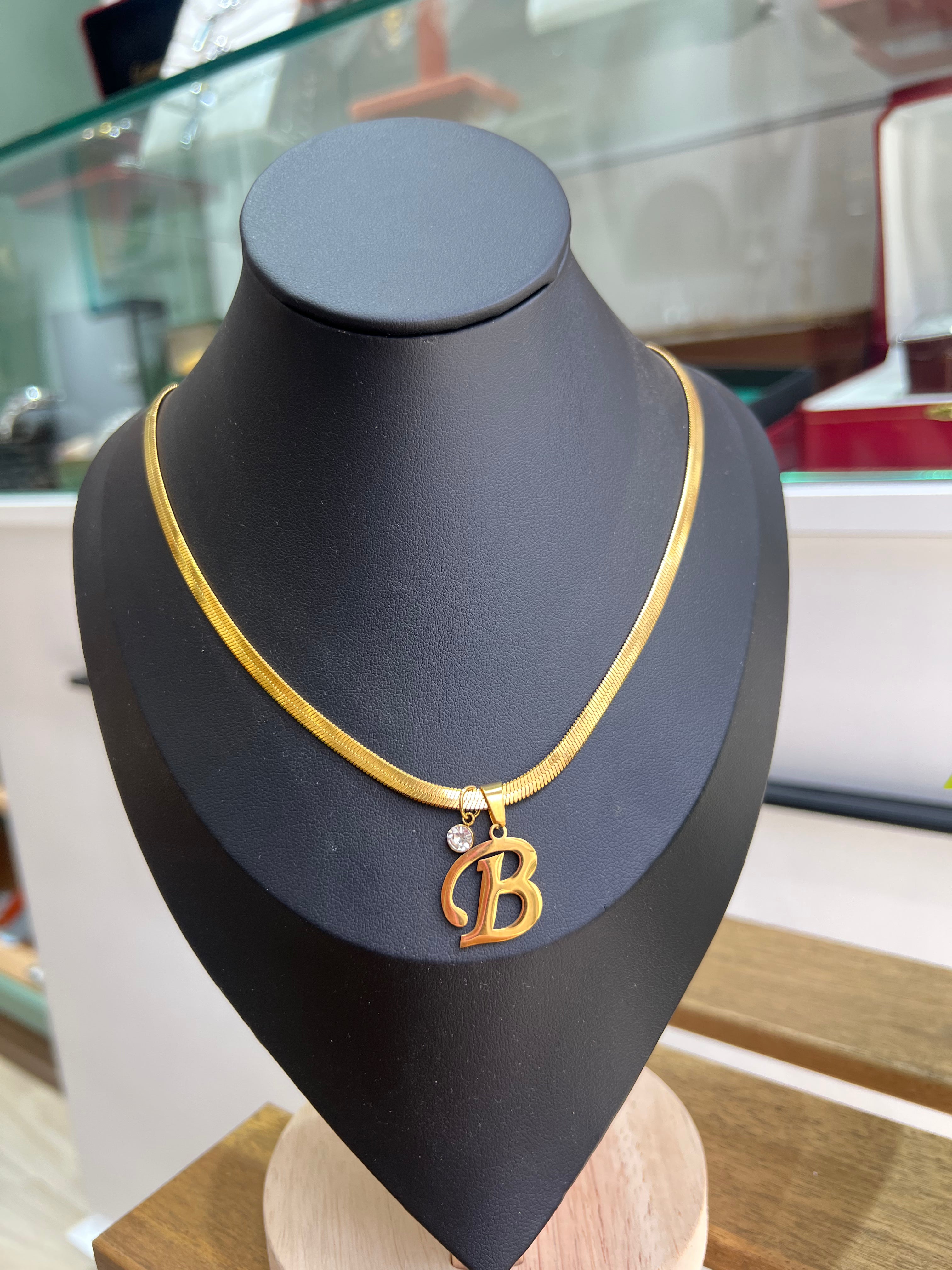 Collier Initiale B