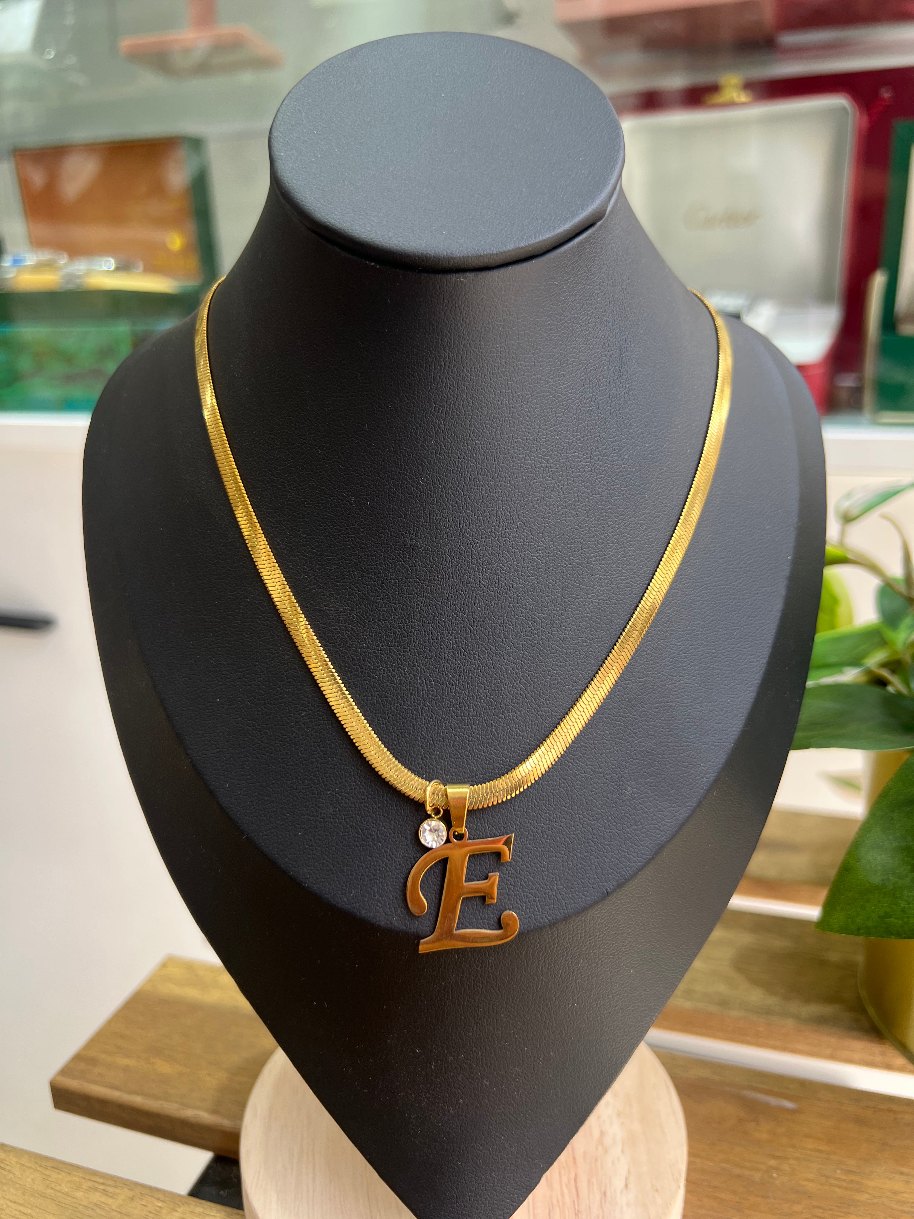 Collier Initiale E